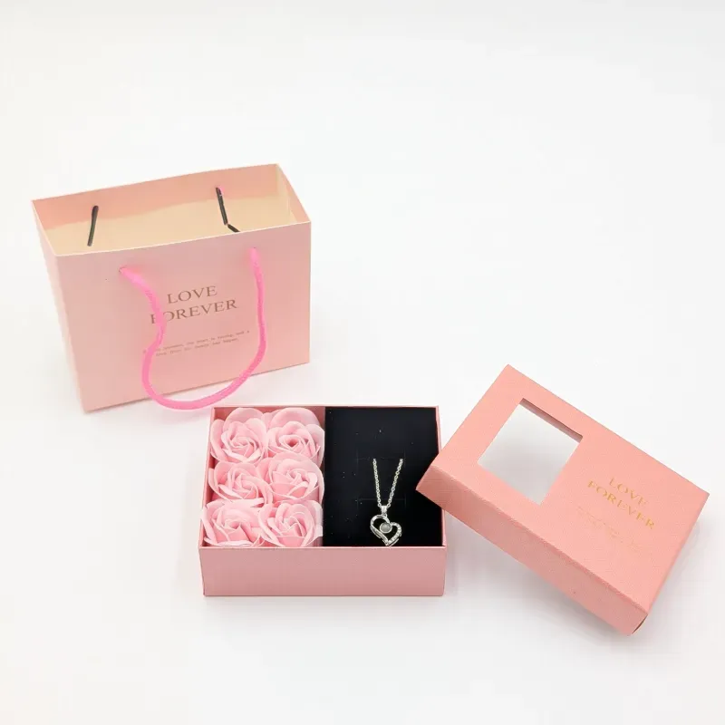 Caja con Flores Preservadas y Colgante en forma de Corazón