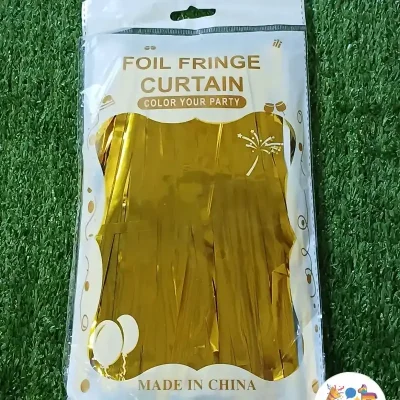 Cortina de flecos dorada