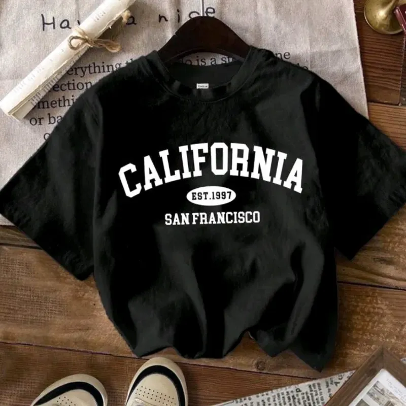 Camiseta negra con diseño de letras