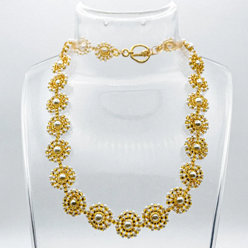 Collar tipo choker tejido con cuentas y perlas con cierre con baño de oro