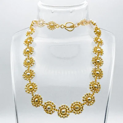 Collar tipo choker tejido con cuentas y perlas con cierre con baño de oro