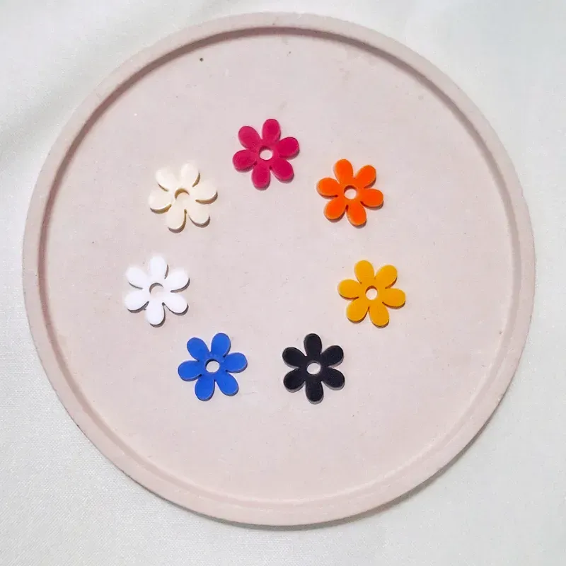 Argolla con flor simple color plano