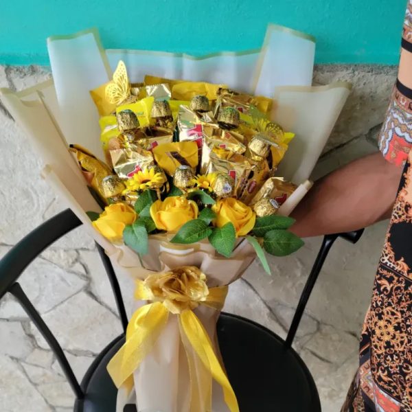 Ramo de flores y confituras 