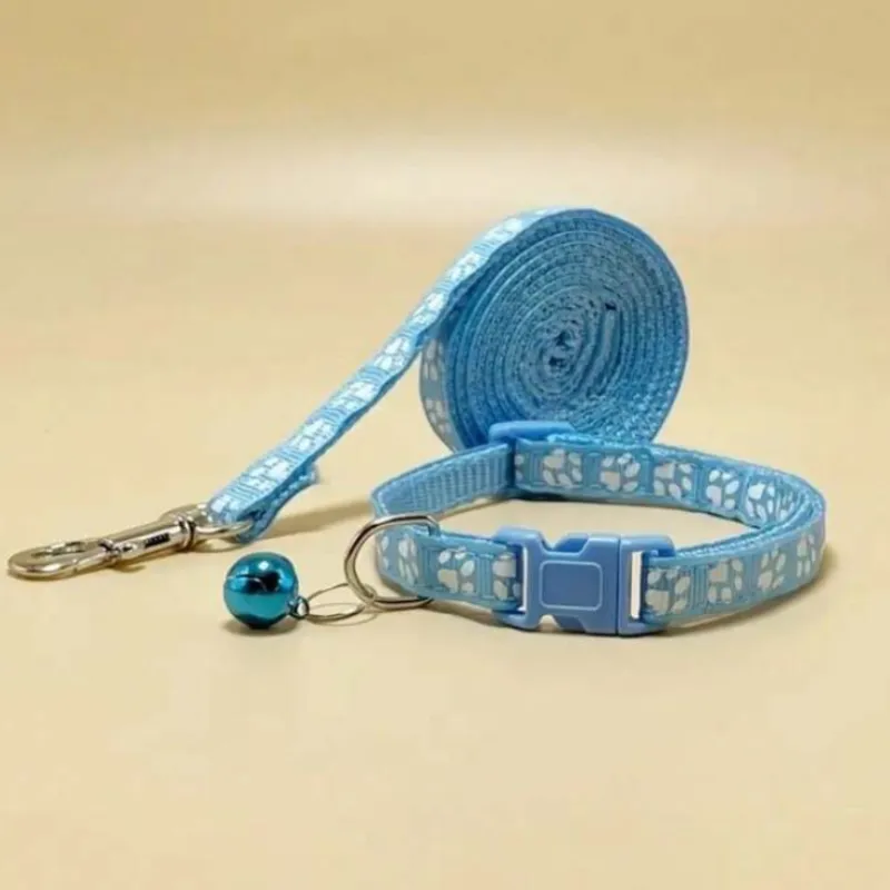 Collar con cascabel y correa azul