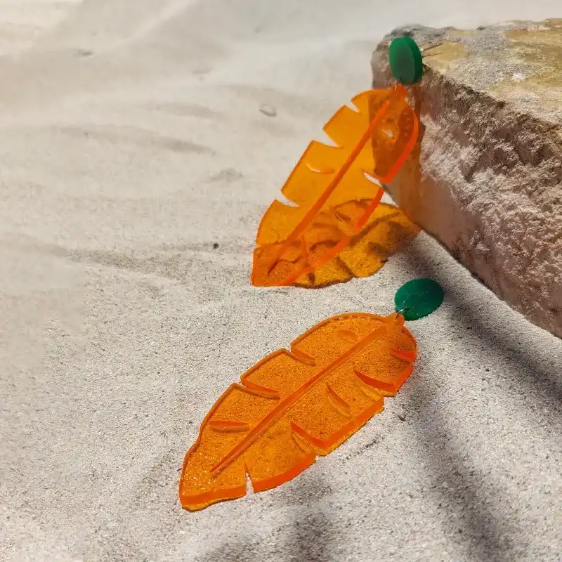 Pendientes de hojas de plátano/ color: naranja traslúcido y bola dorada