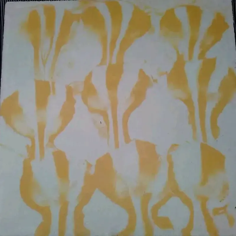 revuelta amarillo fondo blanco