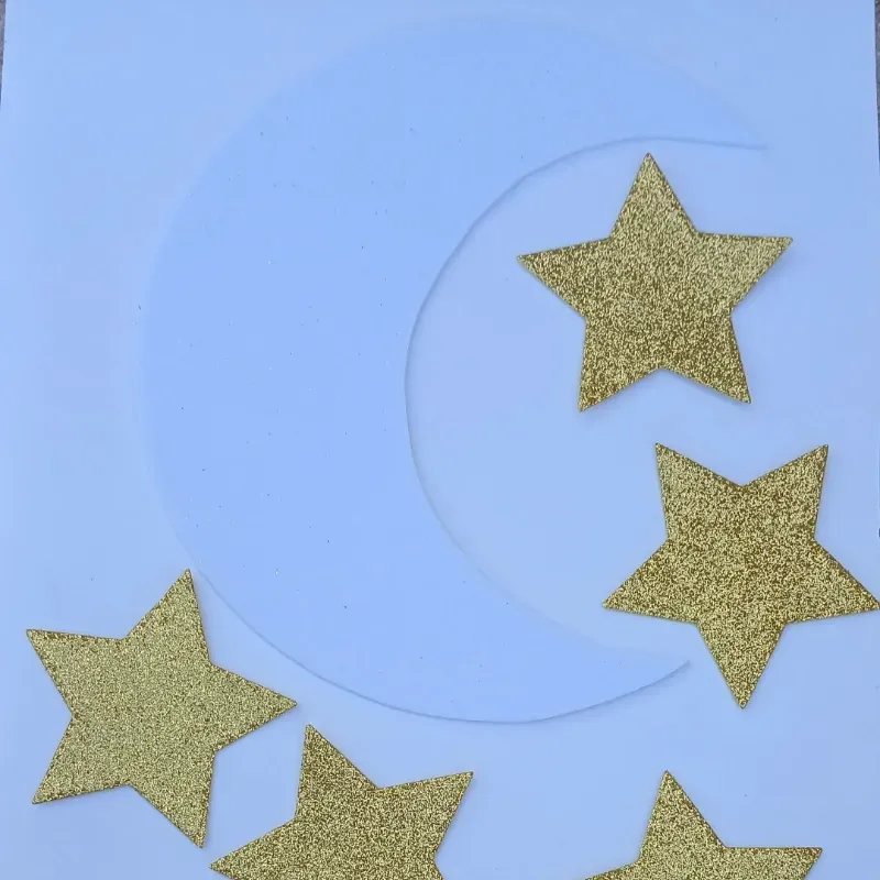 Media luna con estrellas doradas
