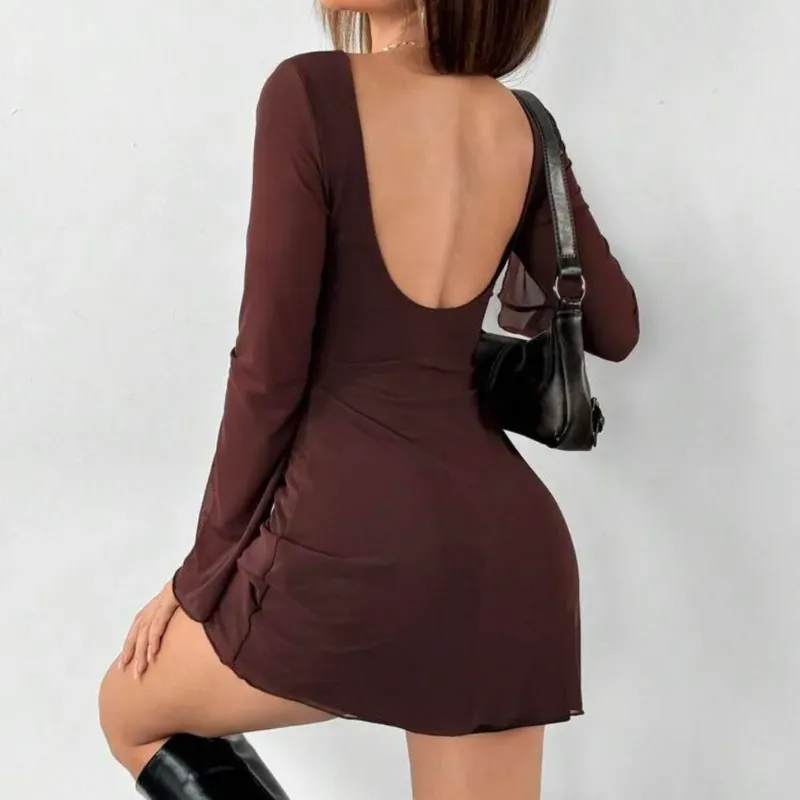 Vestido corto de espalda afuera