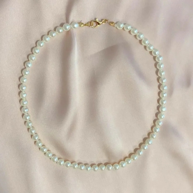 Collares de perlas blancas