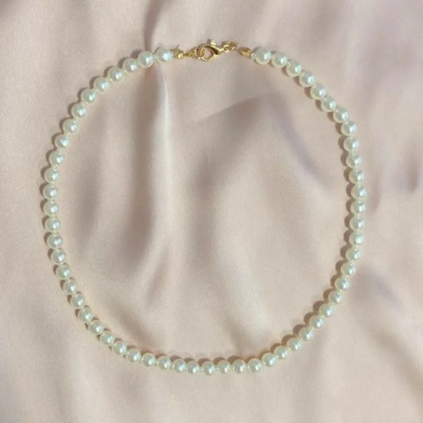 Collares de perlas blancas