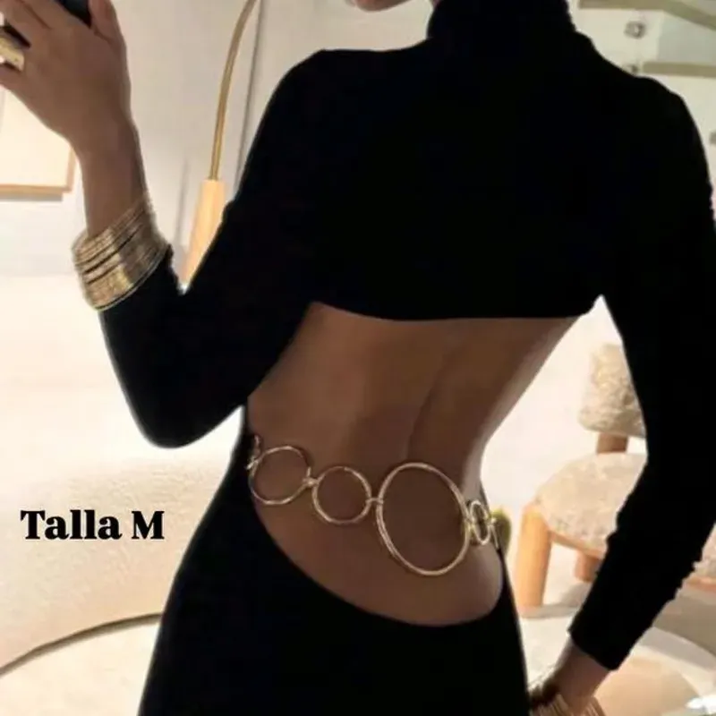 Vestido largo con abertura en la pierna y diseño de Aros en la espalda