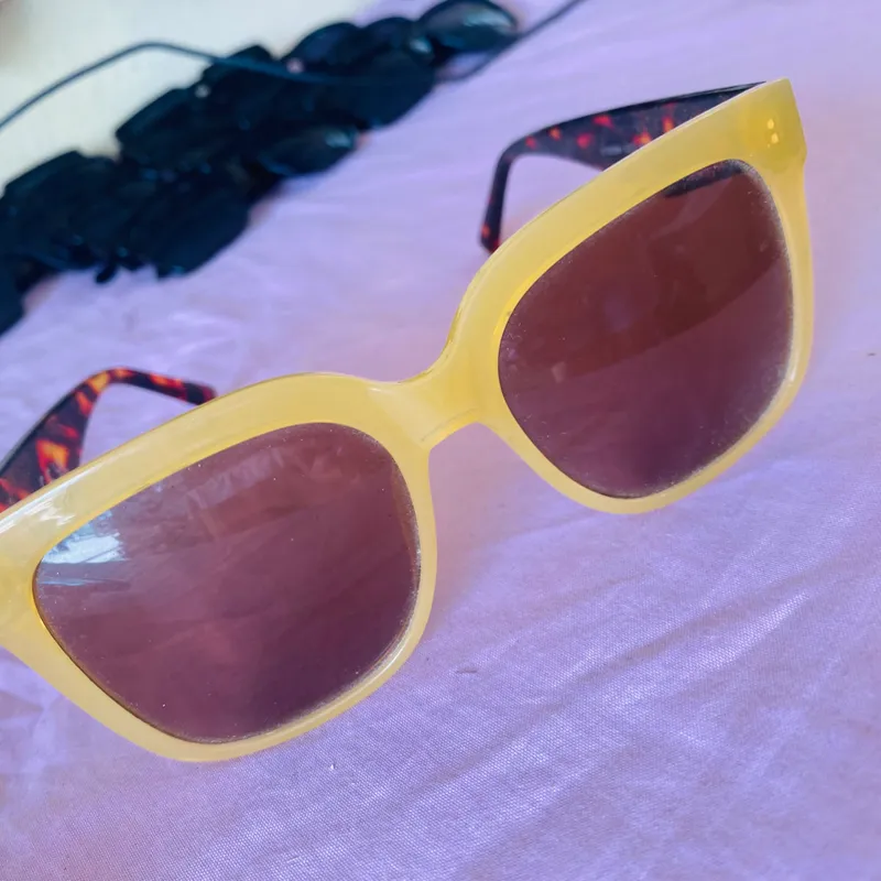 Gafas de sol con lentes ámbar y montura de carey