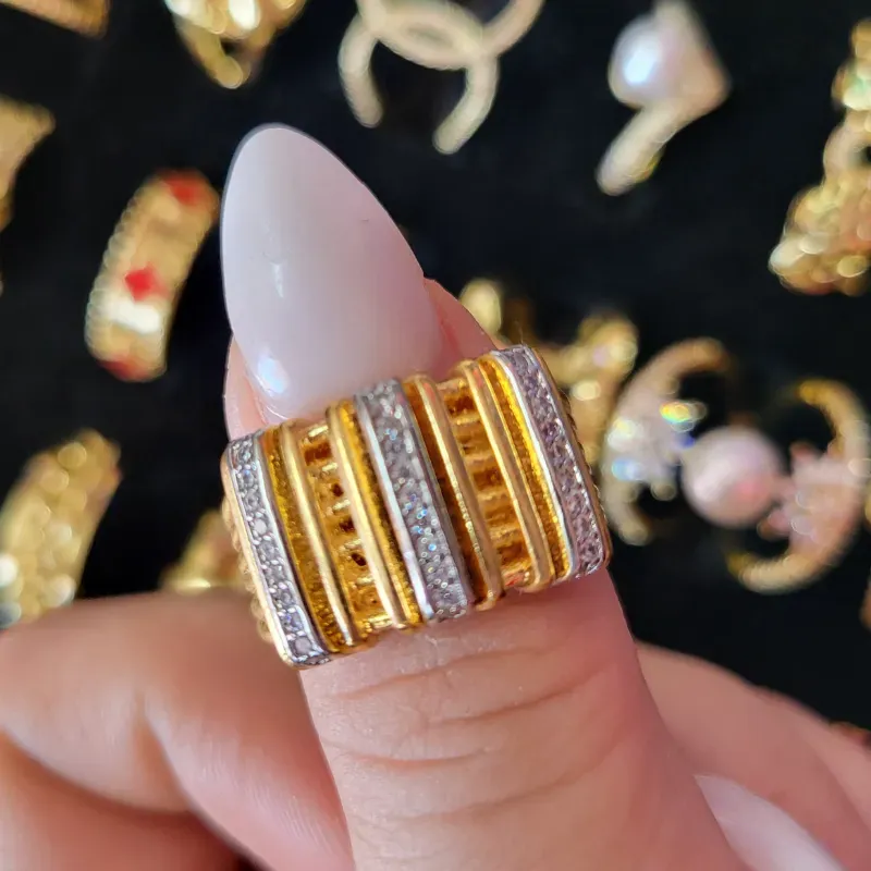 Anillo con piedras pequeñas