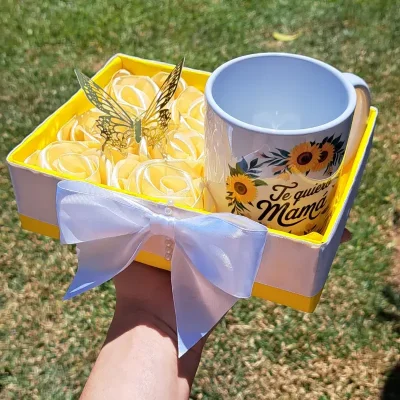 Cajita con rosas y jarra personalizada