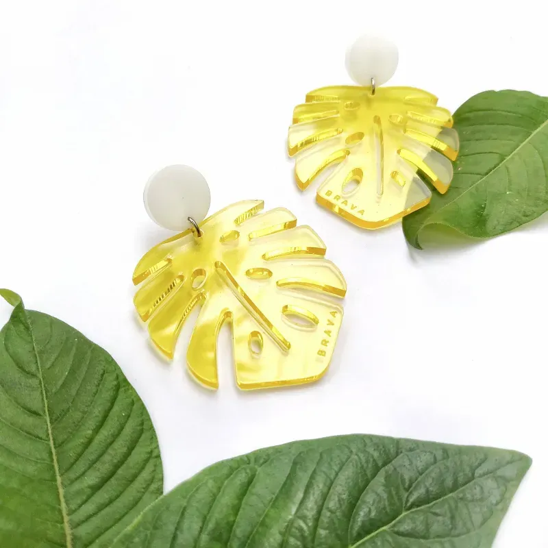 Pendientes de hojas de monsteras/ color: amarillo y bola blanca