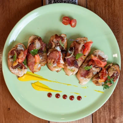 Crostini de queso azul y bacon