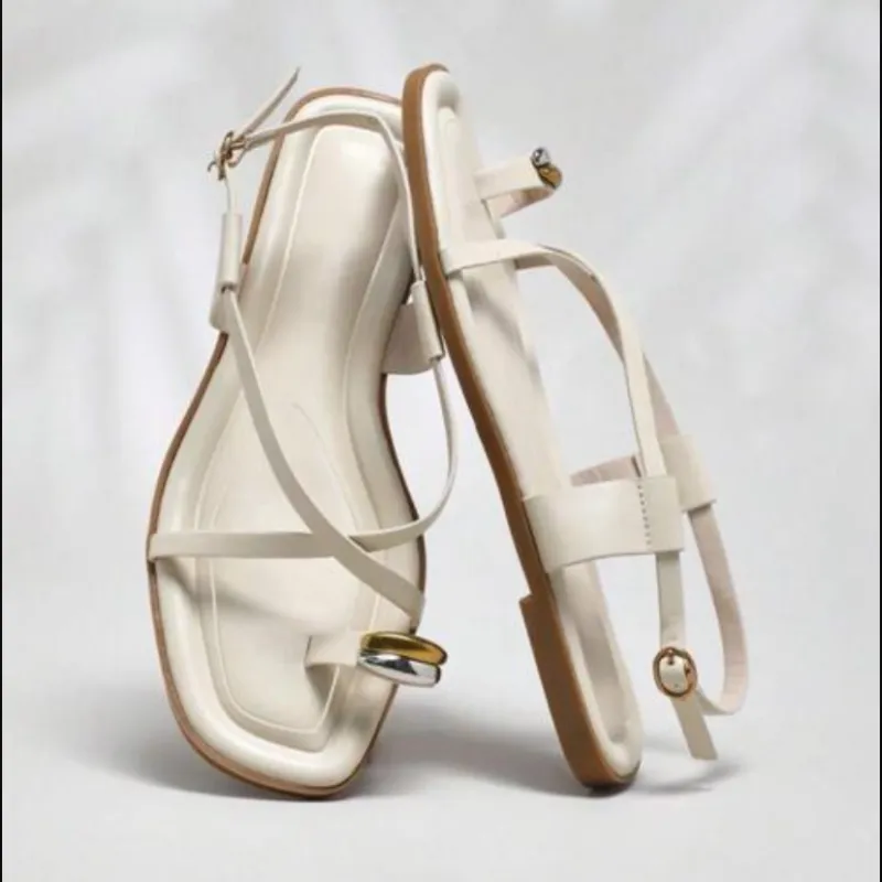 Sandalias beige detalle en dorado