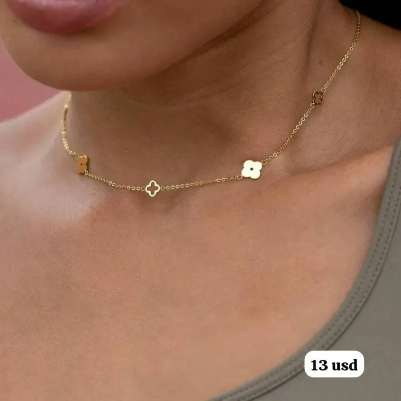 ✨ Collar Dorado con Dijes – Delicadeza y encanto en cada detalle