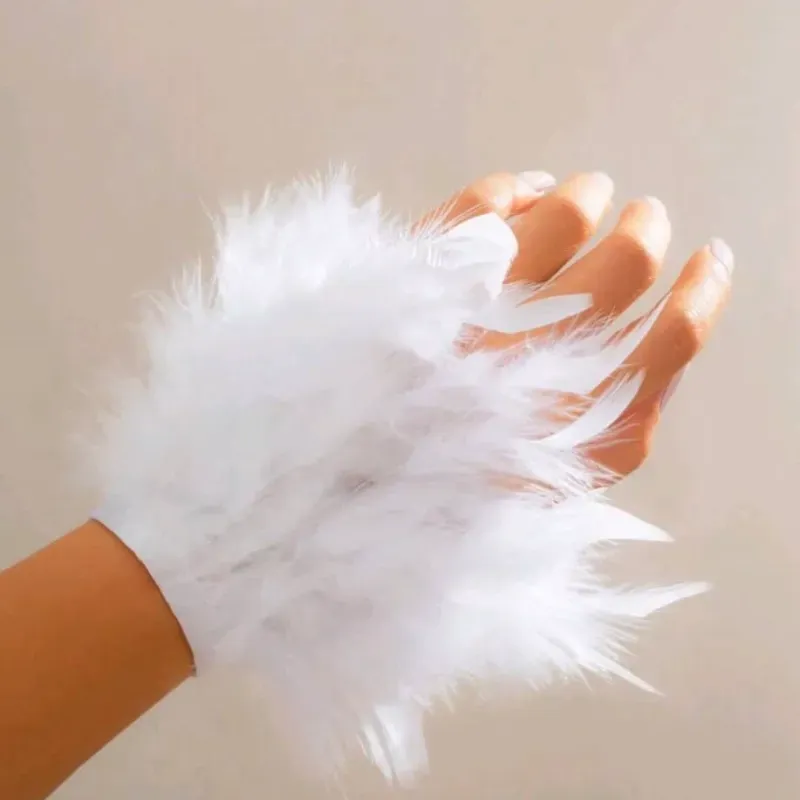 Guantes de plumas blancos y Rosado