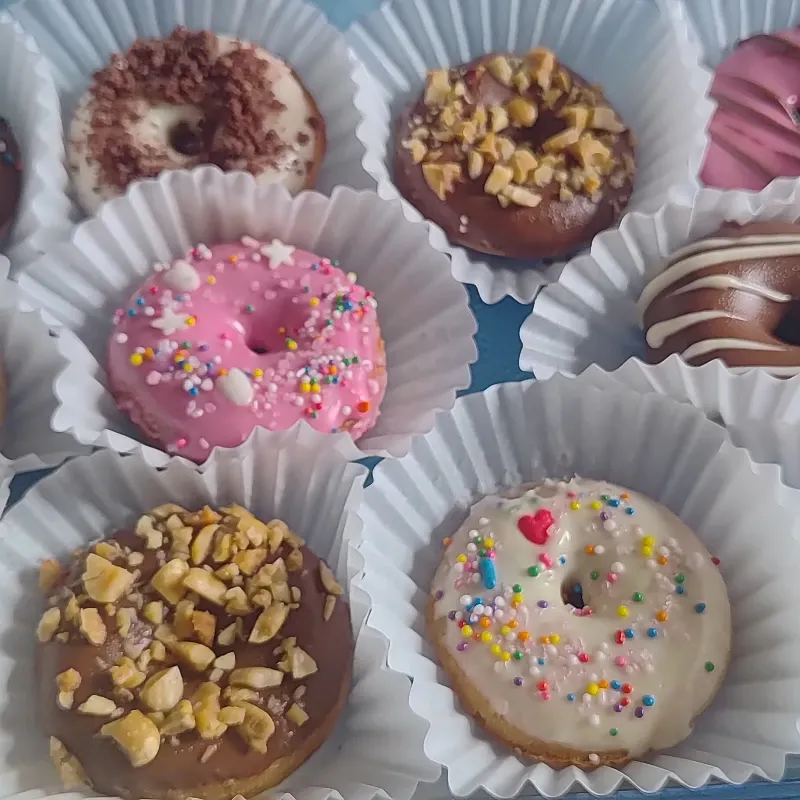 Caja de pequeña de minidonitas surtidas