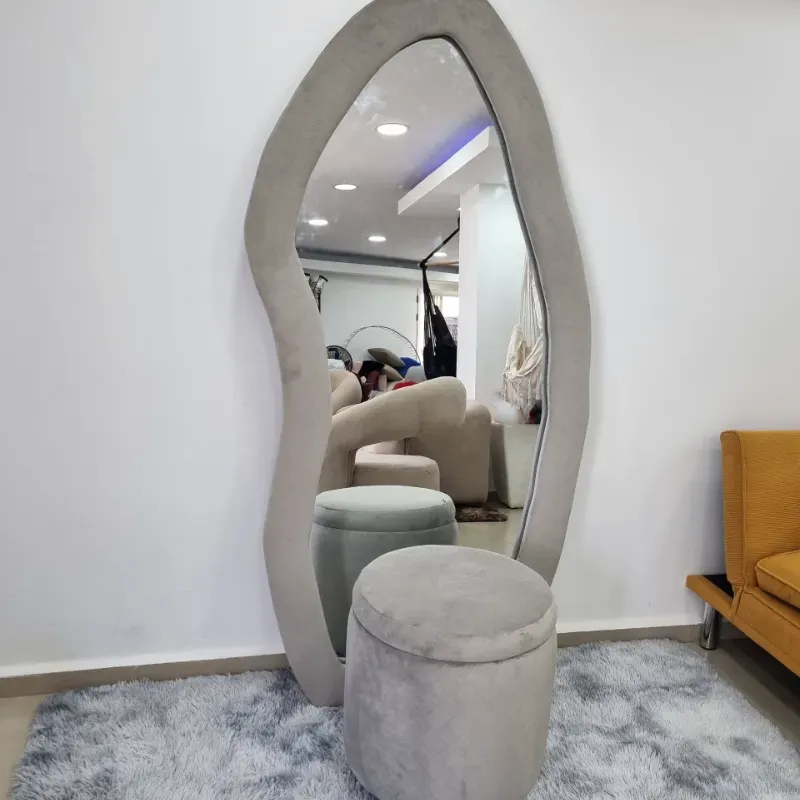 Juego de espejo con su puff