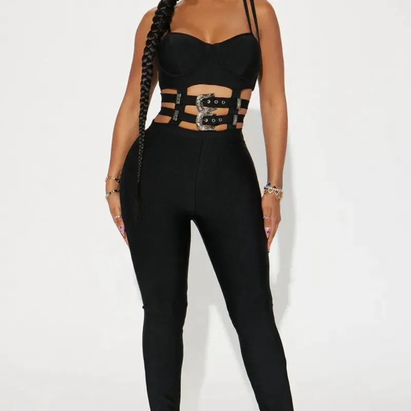 Mono enterizo negro con hebillas