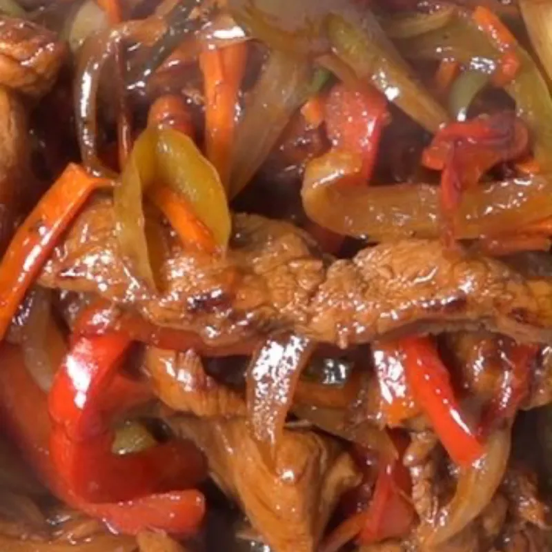 Cerdo salteado con vegetales