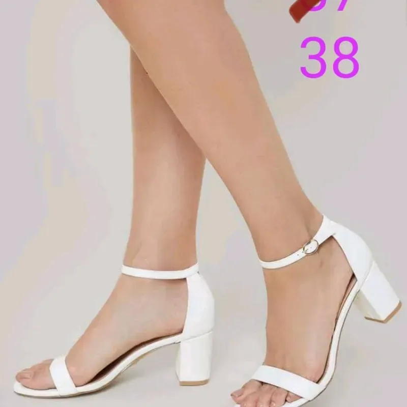  Sandalias blancas de tacón alto con diseño clásico y funcional.