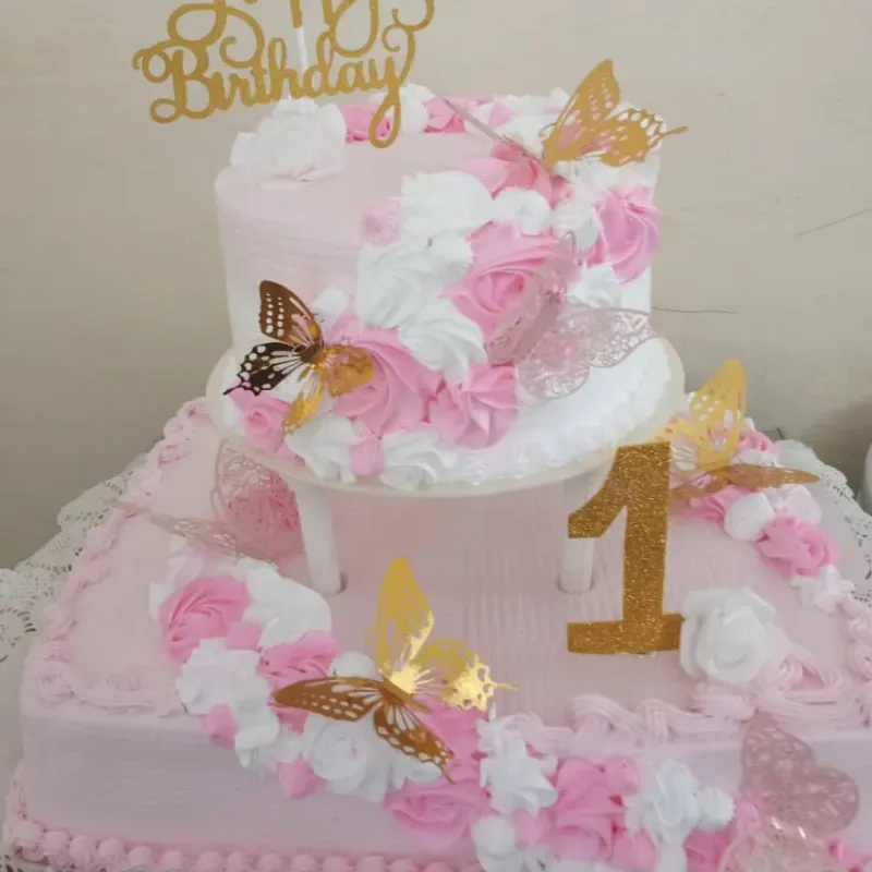 Pastel de dos pisos mariposas