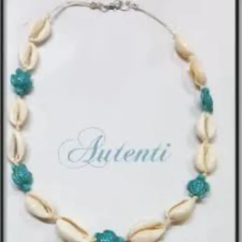 Collar con tortuga azul