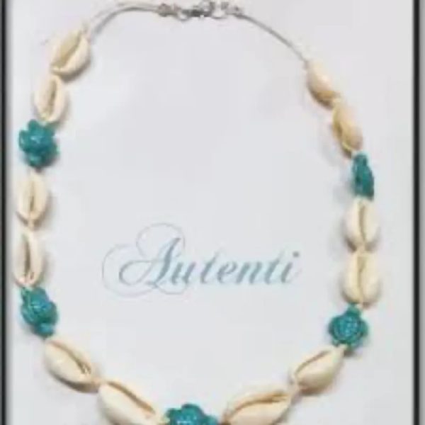 Collar con tortuga azul