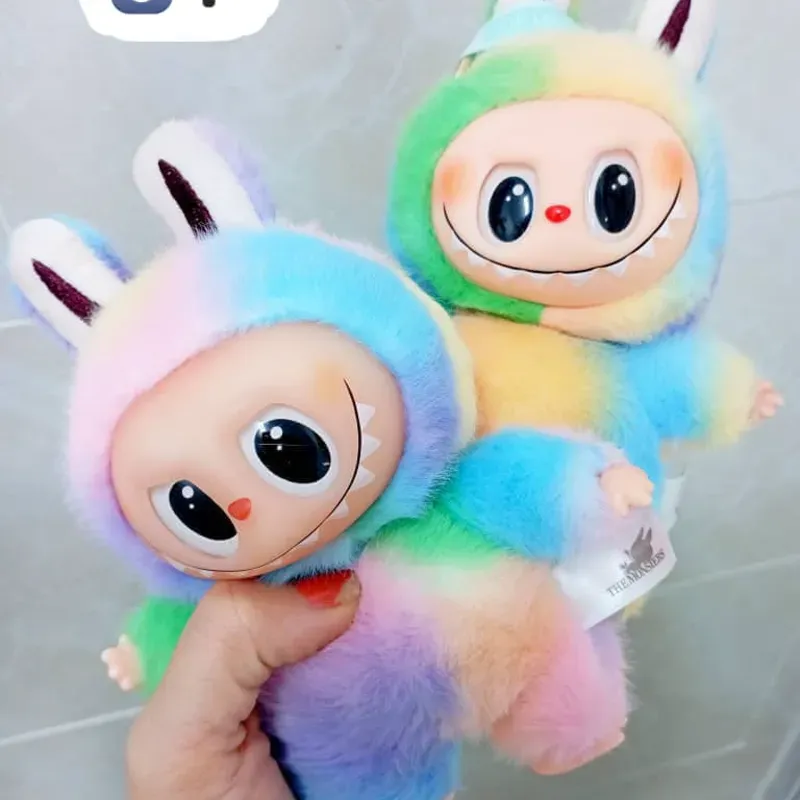 LABUBU LLAVERO ARCOÍRIS OREJITAS NEGRAS 