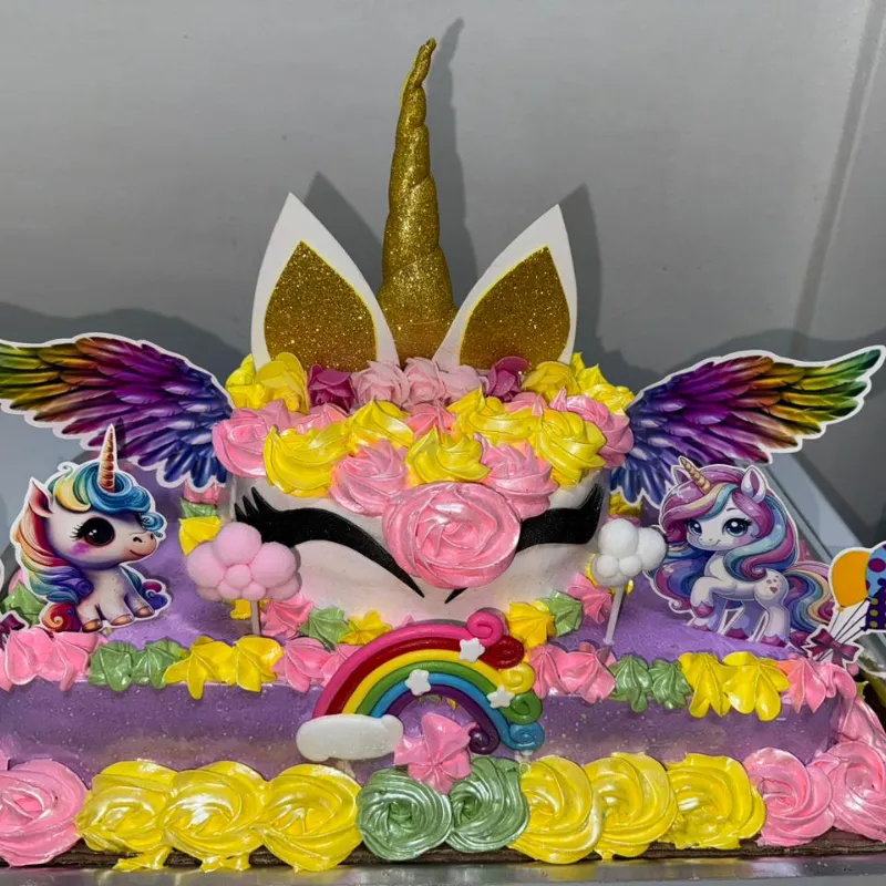 Cake capuchino de 2 pisos  temática de unicornio 