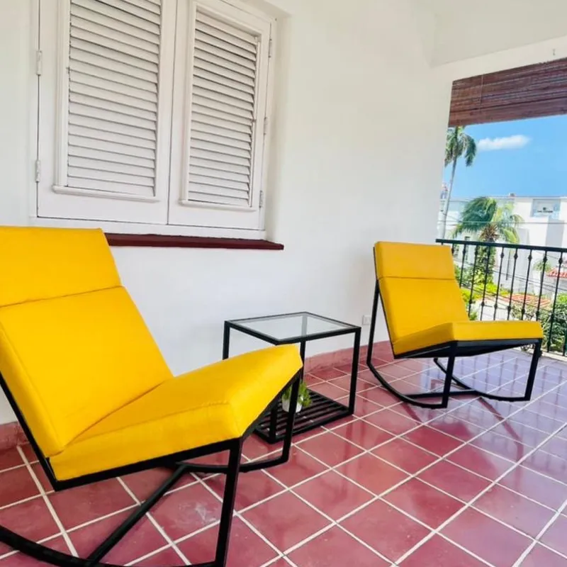 Pareja de mecedoras + mesa de café