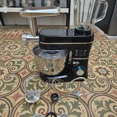 Batidora + Licuadora + Moledor De Carnes sobre mesa