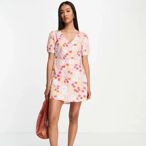 Vestido Corto Rosa con Estampado Floral