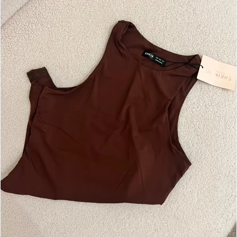 Body carmelita oscuro