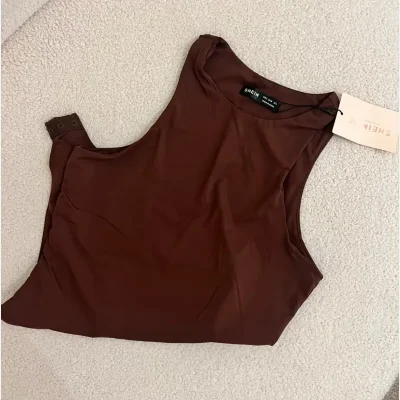 Body carmelita oscuro