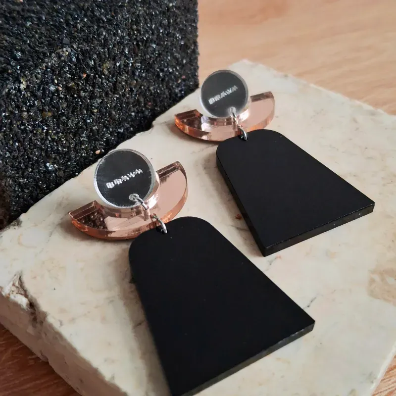 M arco oro rosa y falda negra