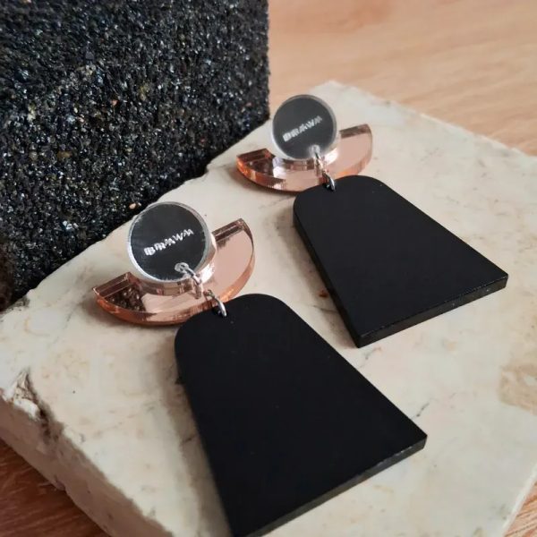 M arco oro rosa y falda negra