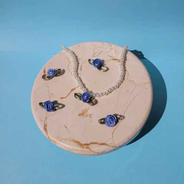 Collar con dije de flor