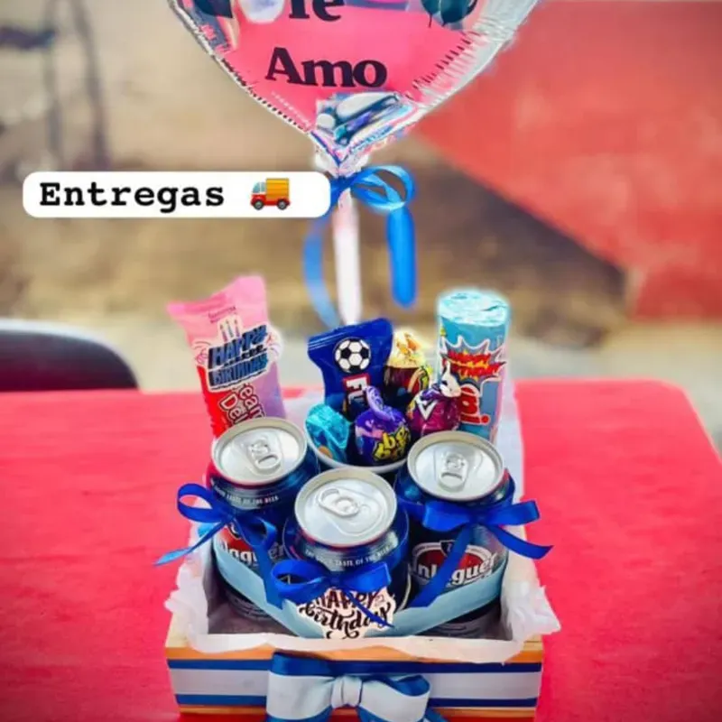 Caja con cerveza chucherías y jarra personalizada