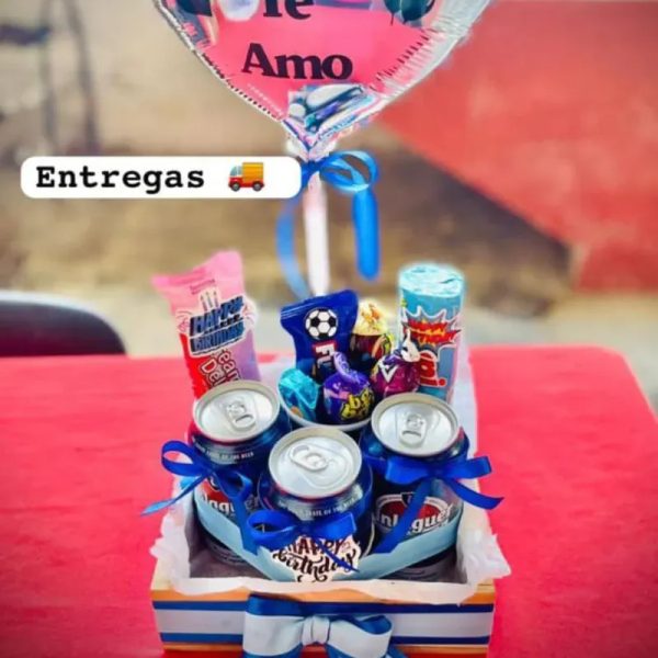 Caja con cerveza chucherías y jarra personalizada