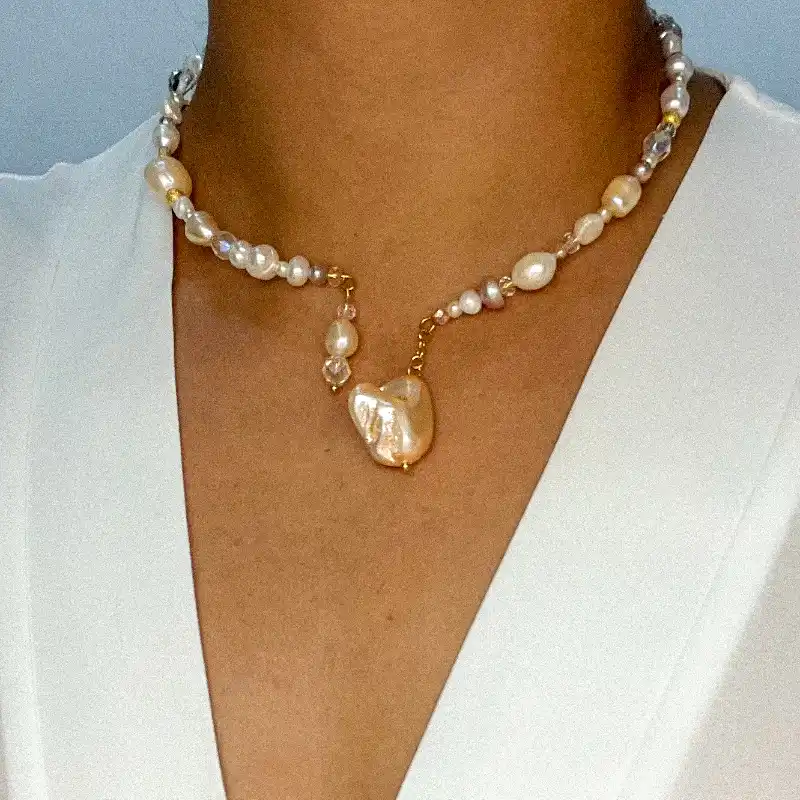 Collar de aro con perlas naturales, artificiales y cristales