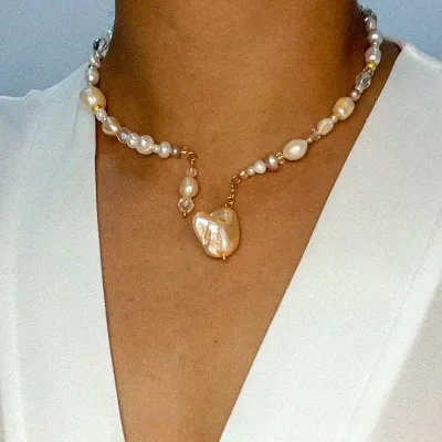 Collar de aro con perlas naturales, artificiales y cristales