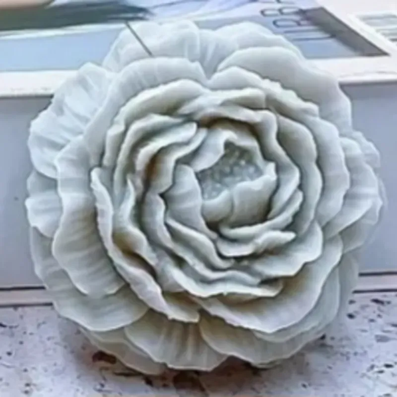 Flor de peonía grande. Figura decorativa de yeso