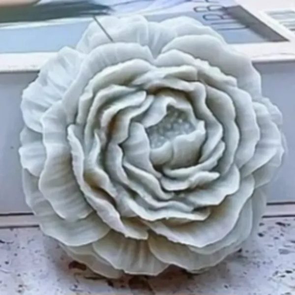 Flor de peonía grande. Figura decorativa de yeso