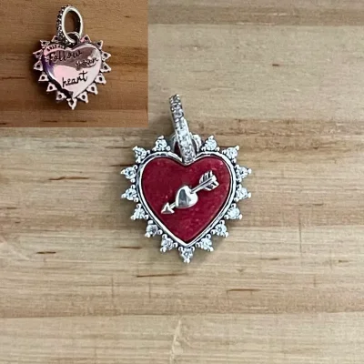 Charm Corazón Rojo con Flecha