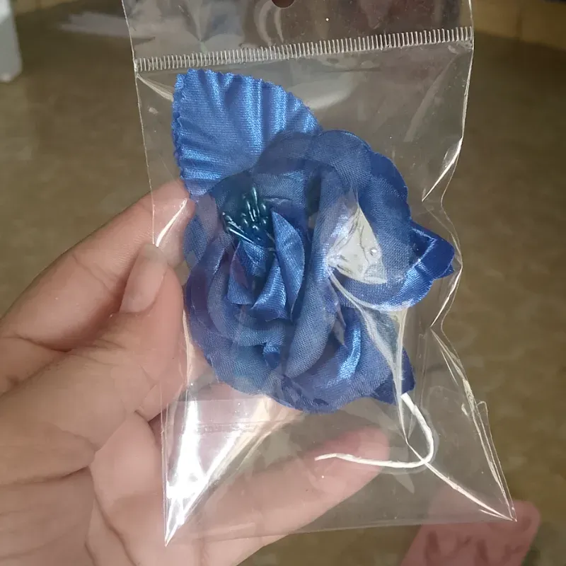 Rosa de tela azul rey