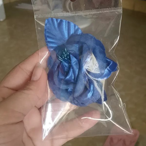 Rosa de tela azul rey